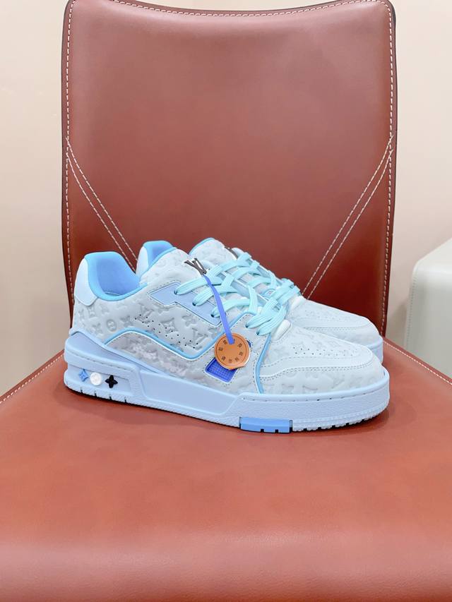 冲量价: 已认证 路易威LVTRAINE 运动鞋Virgil Abloh 马卡龙系列从复古篮球鞋汲取灵感，打造备受青睐的LVTraine运动鞋。此款鞋履为粒面牛