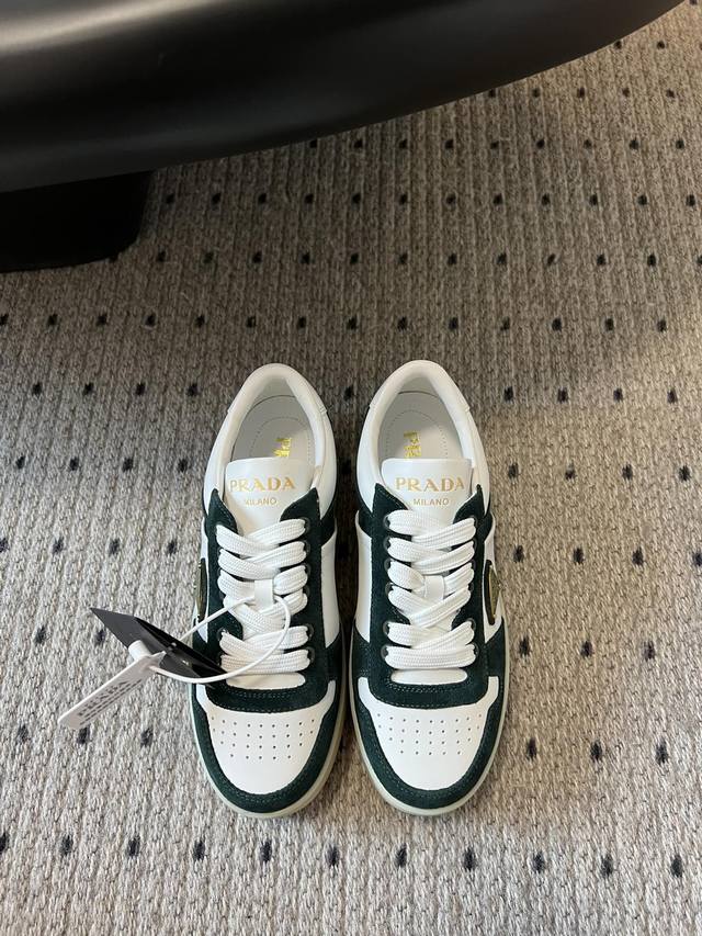 prad* 25ss p家25春夏厚底小白鞋 德训风格 麂皮和光面皮拼接撞色，细节感跟好 三角标点缀，简单高级！关键上脚超显腿长，轻松拉长腿部显腿！size 3