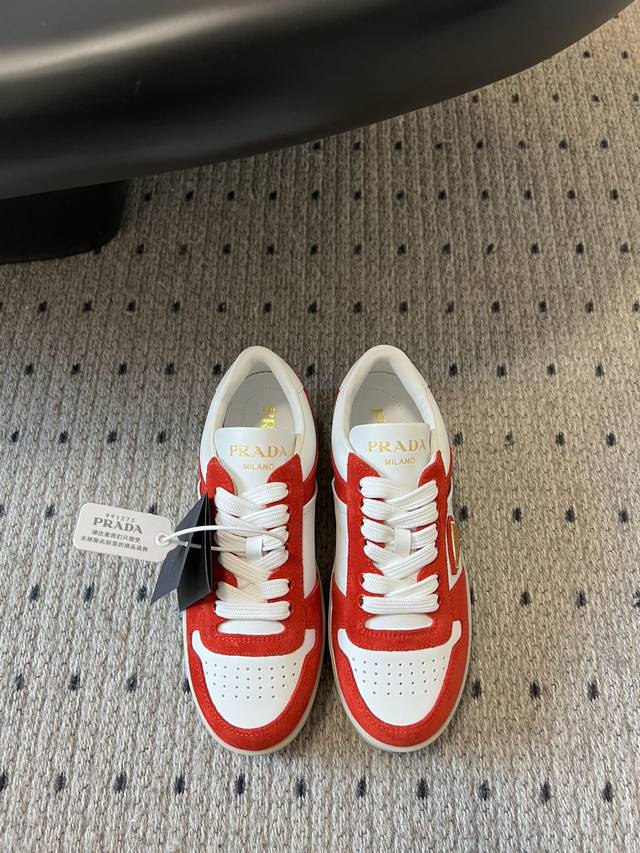 prad* 25ss p家25春夏厚底小白鞋 德训风格 麂皮和光面皮拼接撞色，细节感跟好 三角标点缀，简单高级！关键上脚超显腿长，轻松拉长腿部显腿！size 3