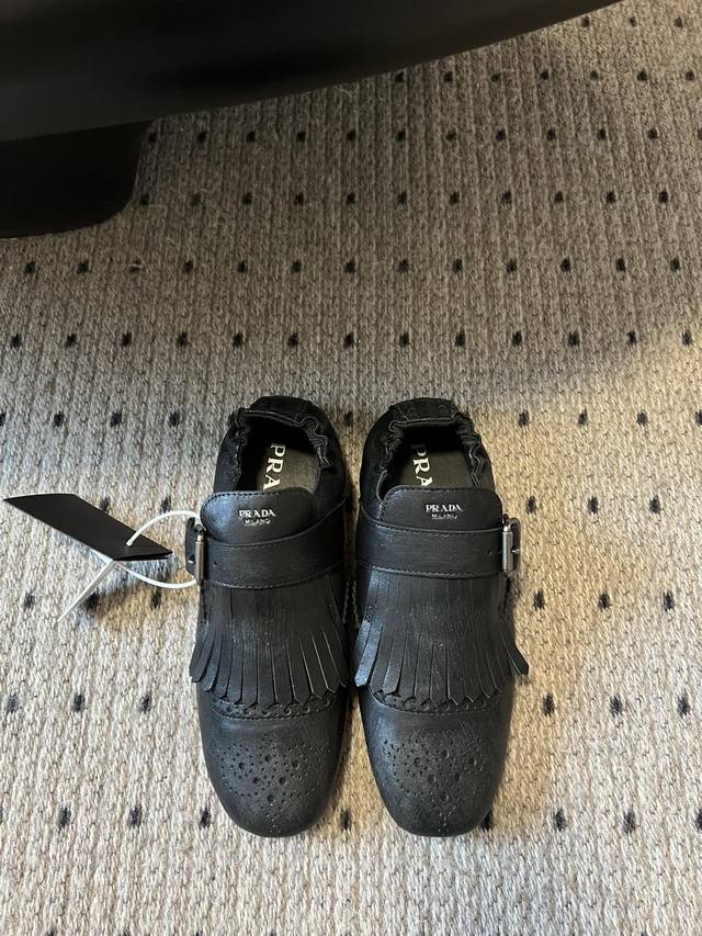Prad* 25ss 普拉达走秀款复古流苏单鞋爆款！走秀款 复古感时髦满满 随意百搭 时尚休闲 独到味道，人人都爱也轻松驾驭 每年都会爆.足以征服你，穿上它，休