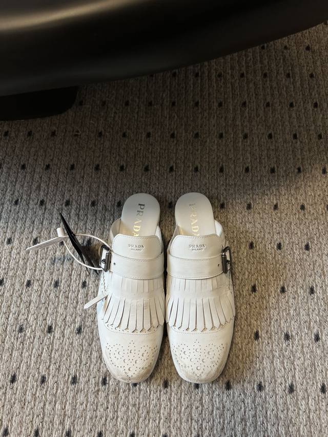 Prad* 25ss 普拉达走秀款复古流苏半拖爆款！走秀款 复古感时髦满满 随意百搭 时尚休闲 独到味道，人人都爱也轻松驾驭 每年都会爆.足以征服你，穿上它，休