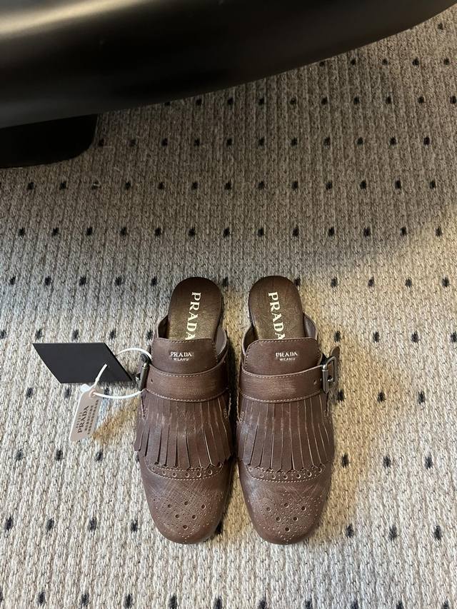 Prad* 25ss 普拉达走秀款复古流苏半拖爆款！走秀款 复古感时髦满满 随意百搭 时尚休闲 独到味道，人人都爱也轻松驾驭 每年都会爆.足以征服你，穿上它，休