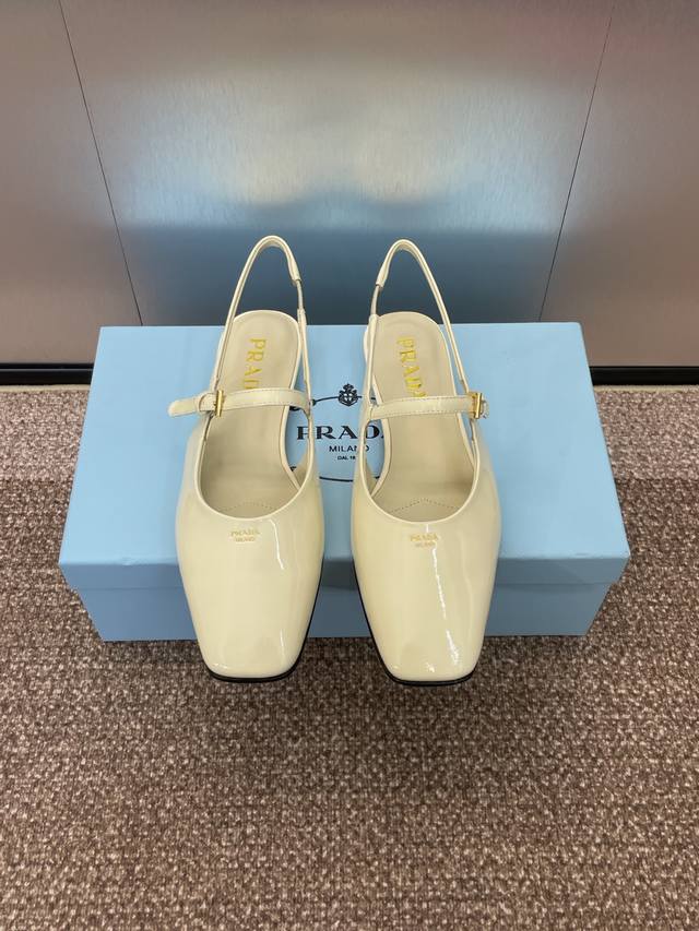 工厂价 PRADA 2025春夏新款方头低跟穆勒女鞋 普拉达粗跟果冻色时尚百搭后空凉鞋材质:鞋面进口牛漆皮+水染羊皮内里+意大利注塑真皮大底跟高：2.5CMSi