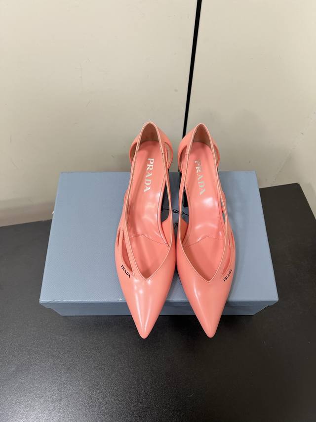 Prada 25ss 早春新款绝美尖头跟鞋 时尚界久违的极简之美经典时尚配色 毫不费力的优雅风来袭 时髦 精致 绝美 包头尖头 开边珠外穿时尚气质简约新款日常拖