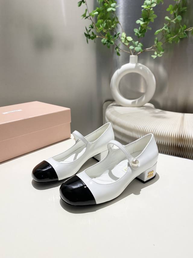 出厂价 。跟高4.5.cm顶级品质 Miu Miu2025夏季新款火爆款全新超美链条装饰搭配 时尚淑女气质十足 双色拼接 又不乏美艳色彩外侧附带弹力象巾 上脚非