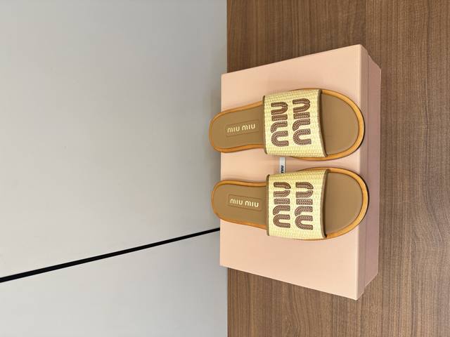 miumiu缪缪2024春草编拖鞋 真皮底240、橡胶底 miumiu平底微标凉鞋拖鞋简约大气时髦耐看不过时是时尚圈永不退潮的经典所在，复古的英伦风格，让你穿出