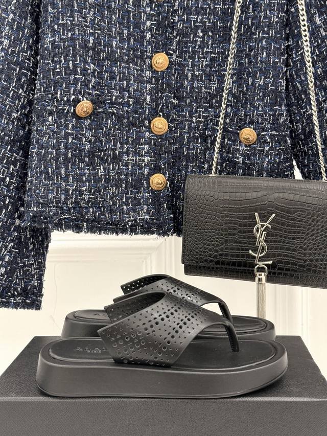 厂价 alaia 阿莱亚25WF春夏新品度假风镂空人字拖鞋简直就是闭眼入手的程度镂空花纹设计 真美yyds！既有异域风情又充满浪漫的百搭款！面料采用原版定制皮料