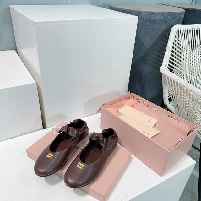高品质出厂 ！顶级品质miumiu 缪缪25早春新品玛丽珍芭蕾舞跳舞鞋平底简易单鞋奶奶鞋！满满的少女心，款式设计可爱优雅不乏美艳色彩，简简单单又藏着小心机，优雅