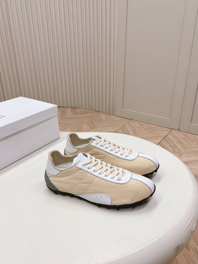 Maison Margiela mm6 2025春夏系列 新款Sprinters运动鞋轮廓采用做旧感尼龙与复古处理麂皮制成，灵感来源于复古跑鞋。通过做旧、缝线、