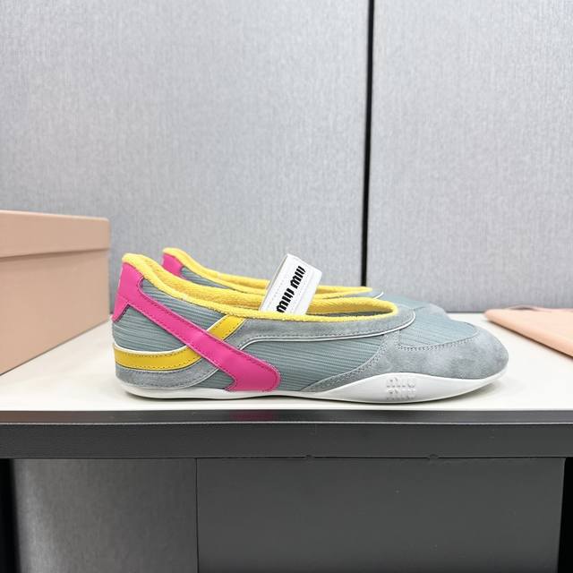 Miu Mi* 春夏新品代购级别 我是细节控 面料对版zp单薄清透 区别于市场不对版厚面料 皮料对版zp轻微擦旧 随性而为 复古时髦 百搭舒适 新爆款来袭～鞋面