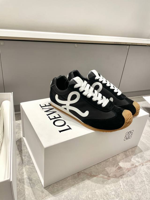 LOEWE 罗意威 最新走秀款 Ballet Runner 2.0情侣款 芭蕾 休闲 运动鞋 德训鞋 阿甘鞋原版购入开发 做货 尼龙和牛皮革运动鞋，不对称鞋头设