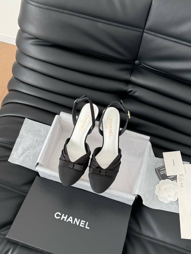 Chanel 25C新款蝴蝶结凉鞋简约而不简单的款，上脚特别显脚细。鞋面定制面，内里垫脚羊皮，加厚真皮大底。跟高7.5Size:35-39 其它码数定做