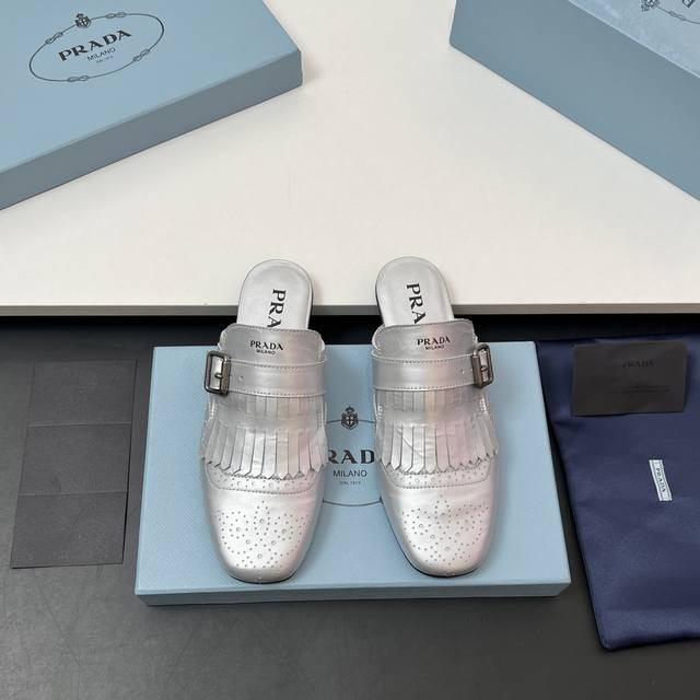 工厂价 顶级品质！Prada 25ss 普拉达走秀款复古布洛克雕花皮鞋系列25年专柜走秀款 复古感时髦满满 随意百搭 时尚休闲 独到味道 轻松驾驭 休闲时髦 两