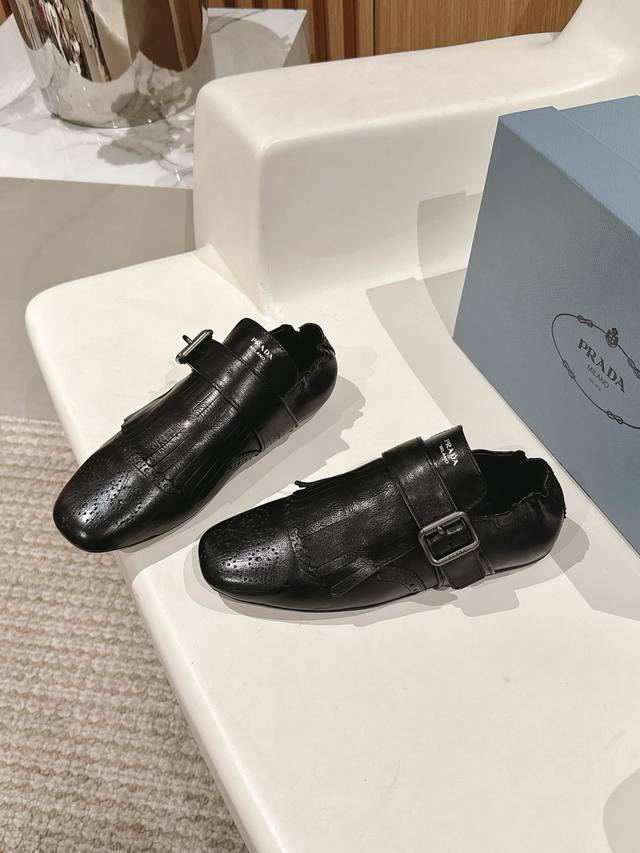 半拖 乐福鞋 PRADA 普拉达25ss新品复古走秀流苏乐福鞋半拖鞋系列流苏搭配雕花工艺设计网红ins热捧 复古又时尚上脚非常舒适又百搭！鞋面采用进口小牛皮内里