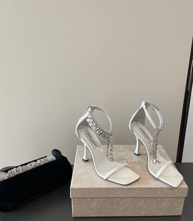 Jimmy Choo Verity Sandal 时尚高跟重工缝钻精致凉鞋 同步专柜 主打精致 舒适度休闲 甜美 无解风都轻松满足 blingbling 迎面扑