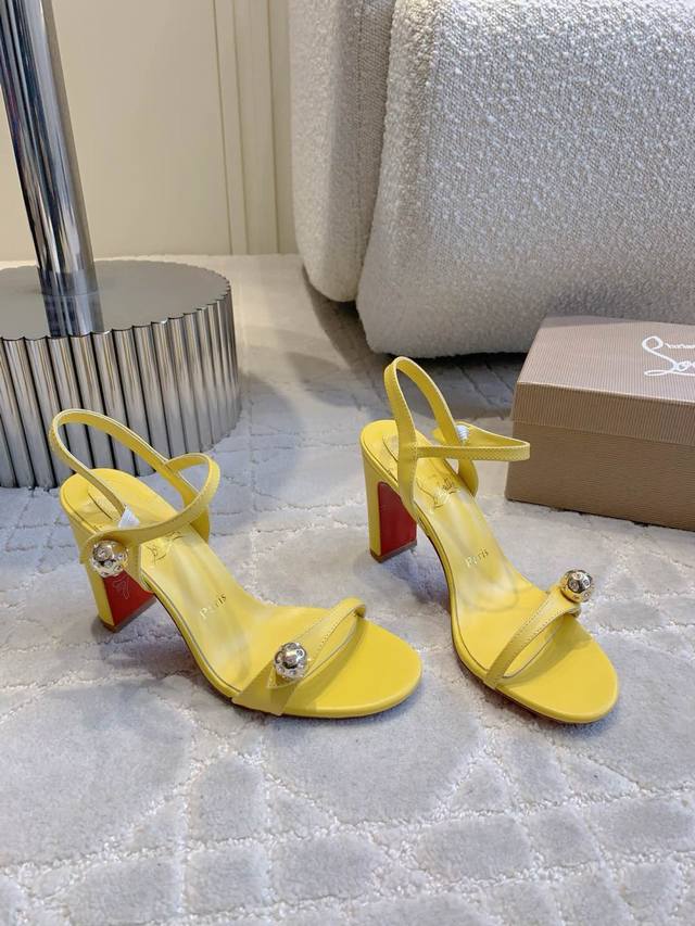 出厂价 Christian Loubouti* 新款红底高跟凉鞋 流畅的曲线勾勒曼妙风情 尽显性感风姿 万年经典款 鞋面牛皮 原版开模钻扣 内里垫脚羊皮 原版进
