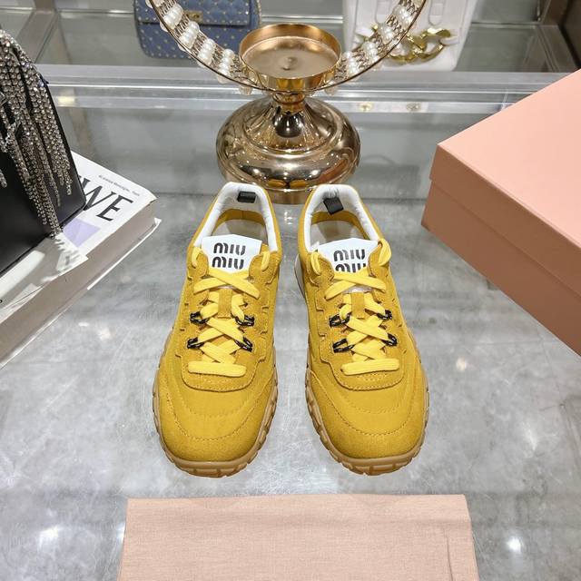 出厂 缪缪25饼干鞋 阿甘鞋休闲鞋运动鞋 春夏新款 最近爆款前卫大胆的设计 miu风格融于此款厚底帆布运动鞋的简约线条 别致徽标饰于鞋舌与背后，点缀复古 厚底设