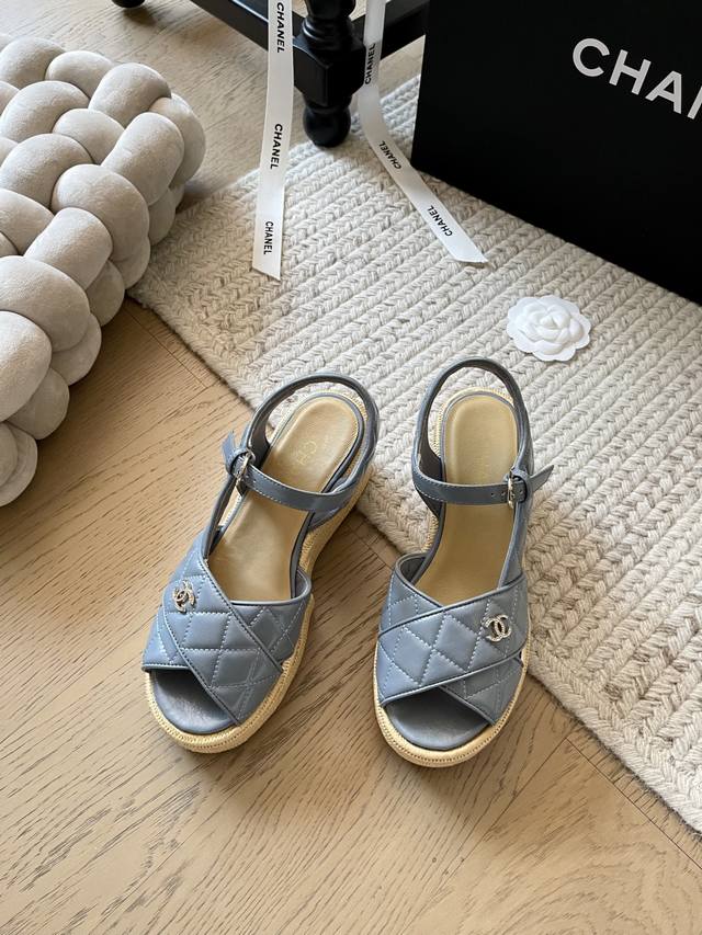 Chanel 25C早春新款厚底水台凉鞋！顶级版本！防水台4cm 后跟12cm 上脚后很稳！爆款系列~上脚秒变170 日常通勤必备内里垫脚羊皮 原版大底 码数：