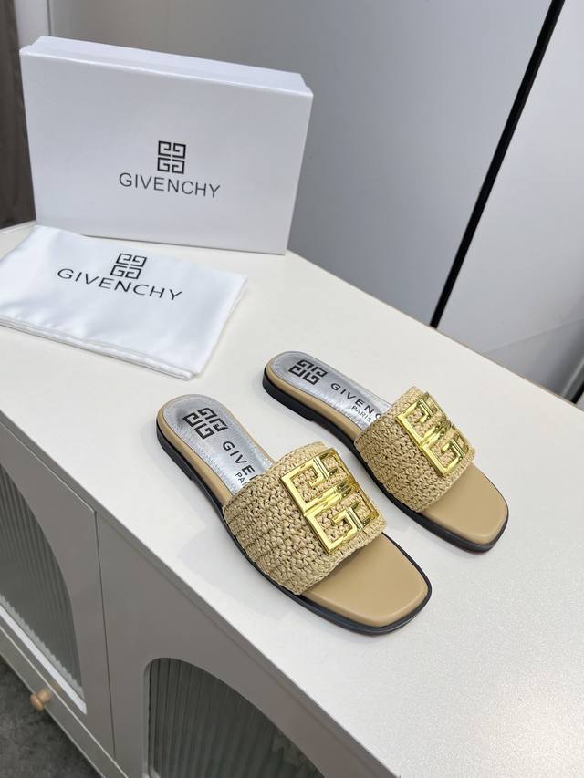 GIVENCHY 纪梵希露趾平底拖鞋出货了，带有品牌标志的金属饰扣与金属质感的银色皮垫搭配，高端大气上档次。鞋面头层牛皮，内里羊皮，35-40码。41-43码可
