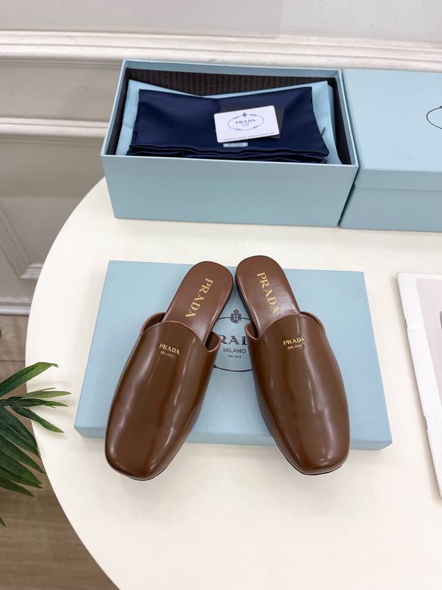 PRADA 普拉达 25 2025春夏新品 专柜走秀款复古半拖平底鞋系列鞋面：原版高定制开边珠牛皮 内里：进口混种羊皮里大底：原版开模防滑大底跟高：平底 鞋码: