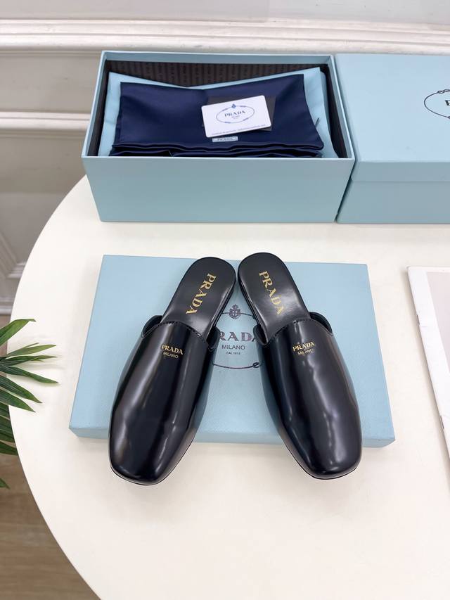 PRADA 普拉达 25 2025春夏新品 专柜走秀款复古半拖平底鞋系列鞋面：原版高定制开边珠牛皮 内里：进口混种羊皮里大底：原版开模防滑大底跟高：平底 鞋码: