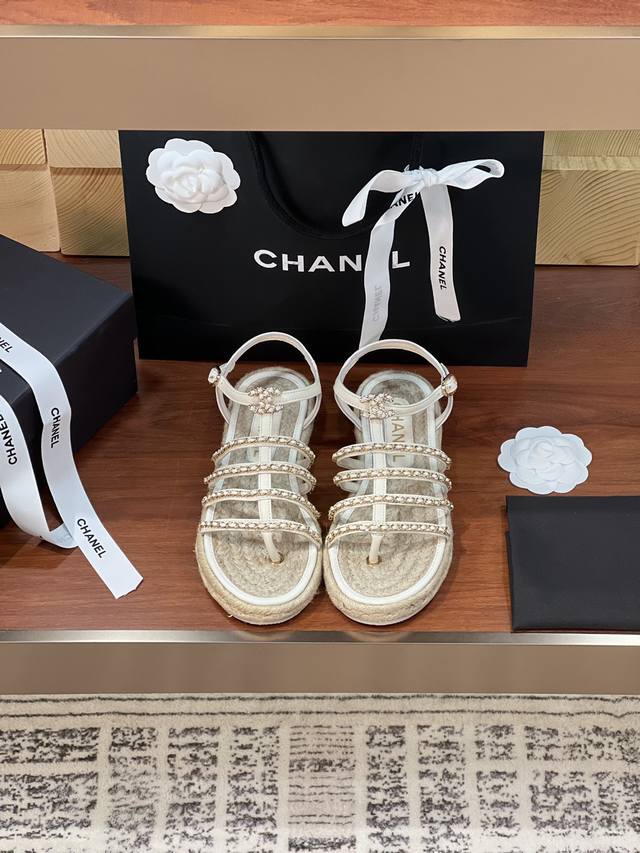 CHANE*｜小香24c春夏新品麻绳双C链条罗马凉鞋大爆款已经被它的美貌折服有渔夫鞋的随性自然 又有点霸道满满的高级感 上脚超洋气鞋面：原版进口羊皮内里：混种羊