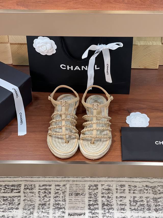 CHANE*｜小香24c春夏新品麻绳双C链条罗马凉鞋大爆款已经被它的美貌折服有渔夫鞋的随性自然 又有点霸道满满的高级感 上脚超洋气鞋面：原版进口羊皮内里：混种羊