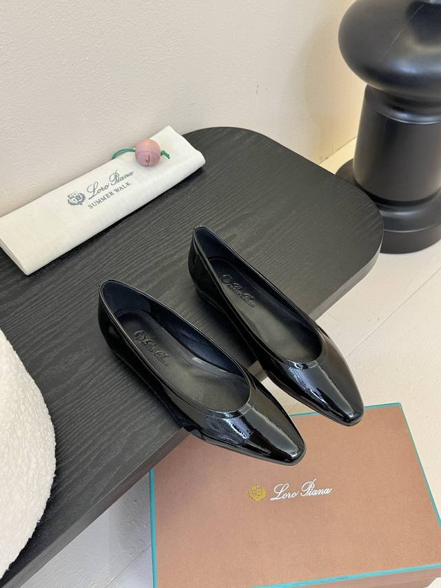 Loro Piana LP 25ss 春夏新款 经典绝美 复古平底单鞋 极简主义风格，复古又级！ 简约又大气，属于非常耐看的款式！高级百搭之王一年四季春夏秋冬皆