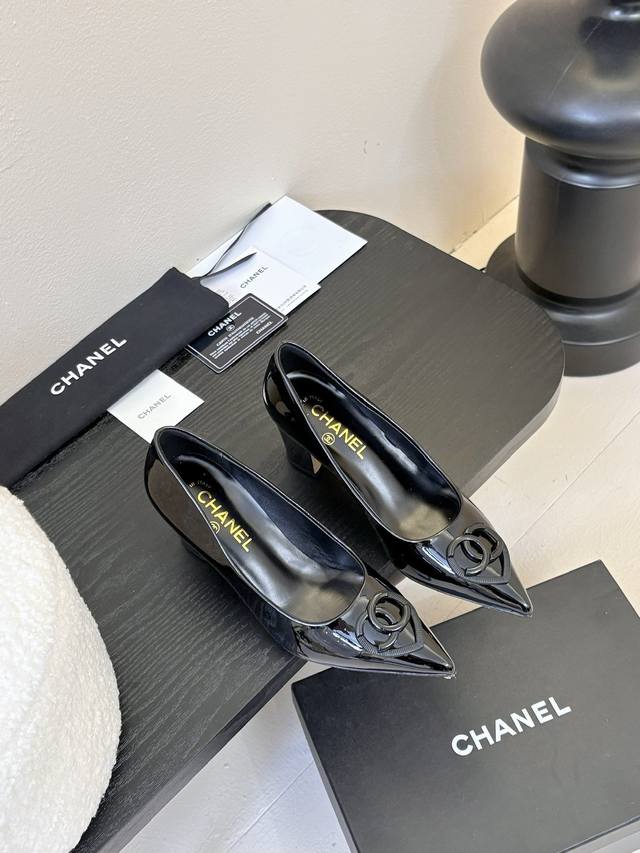 Ch*anel 25C新款爱心扣尖头单鞋 凉鞋绝美玛丽珍系列很难不爱鞋面 漆皮 内里羊皮 真皮大底原版开模五金 Size:35-39 4041定制