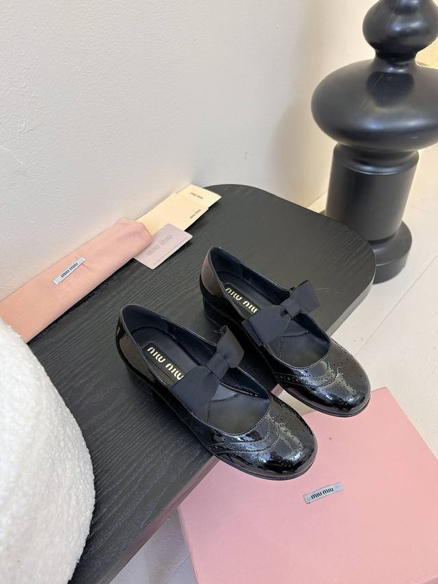 Miu Miu 25ss新款圆头乐福鞋 这款简约设计经典，饰以Miu Miu蝴蝶节细节。鞋面采用了进口 漆皮牛皮 羊皮衬里 鞋底采用进口真皮大底Size：#35