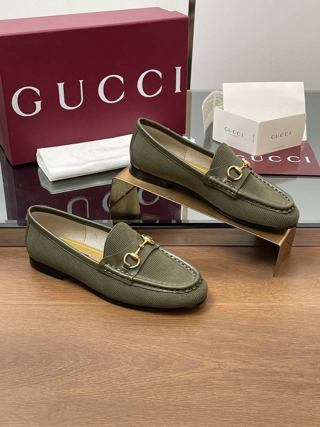 2025春季G家新款 GuCci 3马衔扣乐福鞋，采用罗纹灯芯绒皮革匠心打造。 为品牌经典鞋款再添亮眼力作。圆润造型与金色调马衔扣配件在此浪漫邂逅，让人不禁感怀
