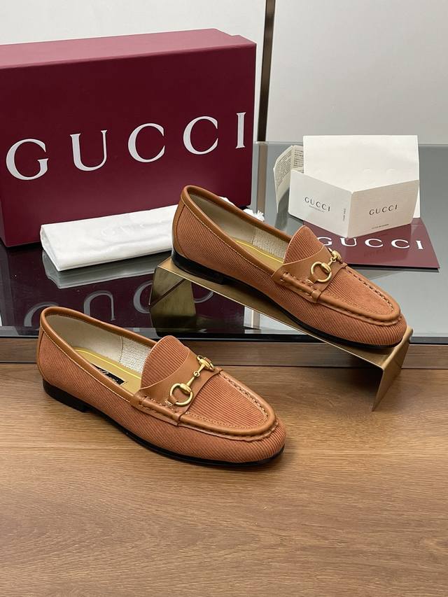 2025春季G家新款 GuCci 3马衔扣乐福鞋，采用罗纹灯芯绒皮革匠心打造。 为品牌经典鞋款再添亮眼力作。圆润造型与金色调马衔扣配件在此浪漫邂逅，让人不禁感怀