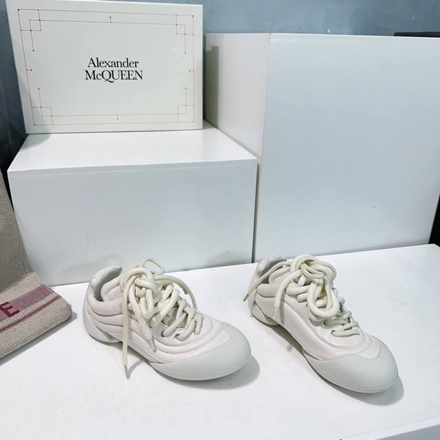 高品质出厂女 ！男 ！情侣款！顶级品质ALEXANDER MCQUEEN 亚历山大 麦昆 25春夏最新 Flexion系列情侣款复古休闲 运动鞋！ 原版购入开发