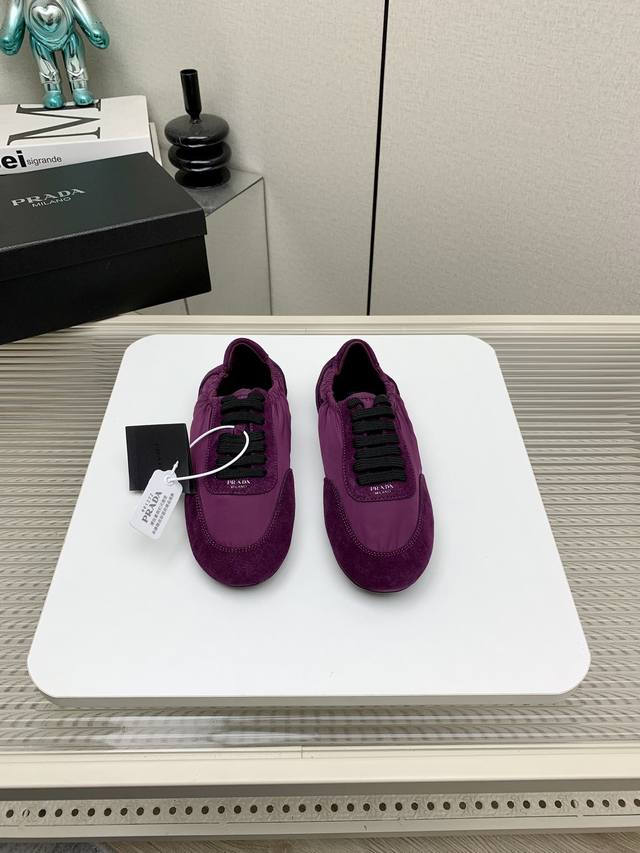 出厂 高版本 Prada 普拉达 25 早春 走秀 休闲 阿甘 德训鞋 出镜率很高的就是这款德训鞋 外形是像芭蕾舞鞋一样的跑鞋，柔软的皮质加上Prada 专属尼