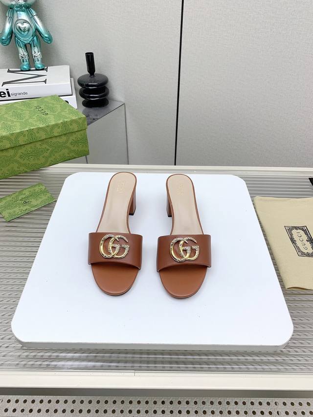 出厂 高版本 新款Gucc*25ss早春平底粗跟拖鞋系列～小香家新款最好看的拖鞋 闭眼冲~圆尖头设计完全不挑脚型 点缀钻扣logo鞋面：进口小羊皮内里：进口羊皮