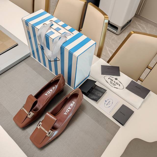 方头露舌皮饰金属扣头穆勒单鞋系列 顶级包装配套最高版本 PRADA 2025s普拉达春夏新品， 顶级版本 实力来袭！复古时尚普拉达公主糖果风格单鞋，少女必备 制