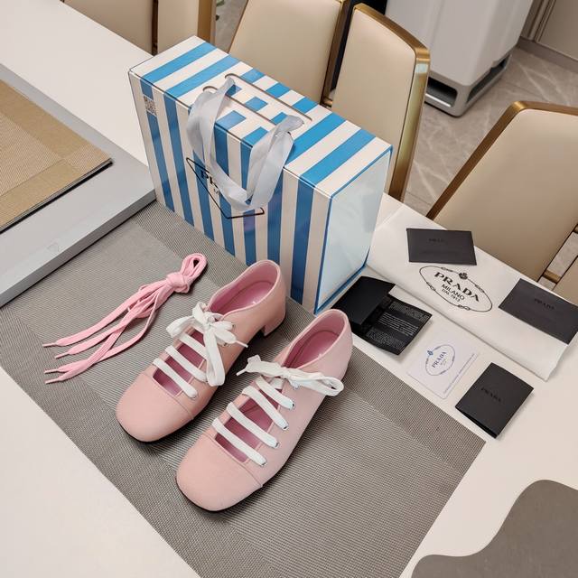 校园风玛丽珍绑带单鞋系列 顶级包装配套最高版本 PRADA 2025s普拉达春夏新品， 顶级版本 实力来袭！校园风时尚普拉达公主糖果风绑带单鞋，少女必备 每色鞋