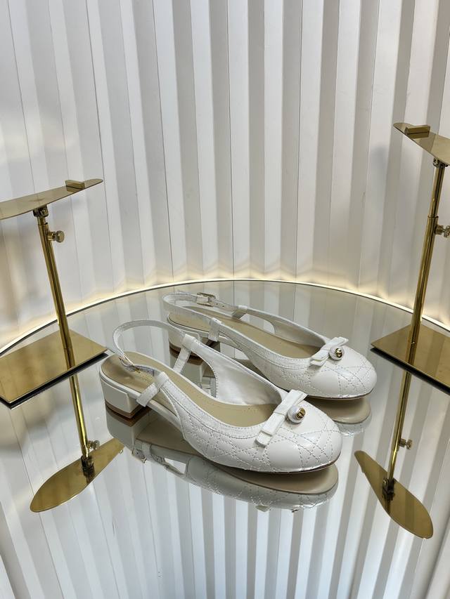 迪奥 Dior 2025春夏高定系列新款 Ballet 标志性电绣藤格纹低跟芭蕾舞女鞋 CD字母logo珍珠扣粗跟蝴蝶结凉鞋材质：进口金属羊皮 环保藤格纹粗花呢