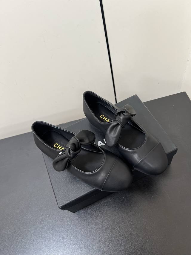 半拖 单鞋10Chanel 小香25A新品蝴蝶结平底单鞋半拖原版1:1复刻 经典中的经典 无论搭配裤装还是裙装都是完美 小圆头的设计很好的修饰脚型 小仙女们必备
