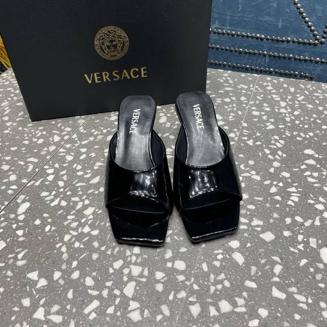 Versace范思哲 专柜新款，金属三角跟系列鞋面：牛漆皮内里垫脚：羊皮跟高：5.5cm鞋底：真皮大底码数：35-42码 42定制不退换 ⑥价格：
