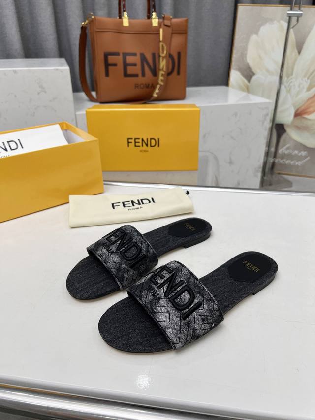 最新夏季爆款FENDI芬迪凉鞋，专柜原装正版，面料：头层羊皮，内里头层羊皮，橡胶底 真皮底 35 44码欢迎下单，