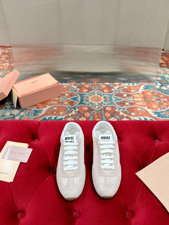 miumiu缪缪春夏最新走秀款 休闲脏脏鞋 运动小白鞋 国内外博主刷爆的一款，小红书种草系列，复古又时髦上脚美炸了 简约的运动板鞋设计，极具辨识度的鞋舌，打造佛