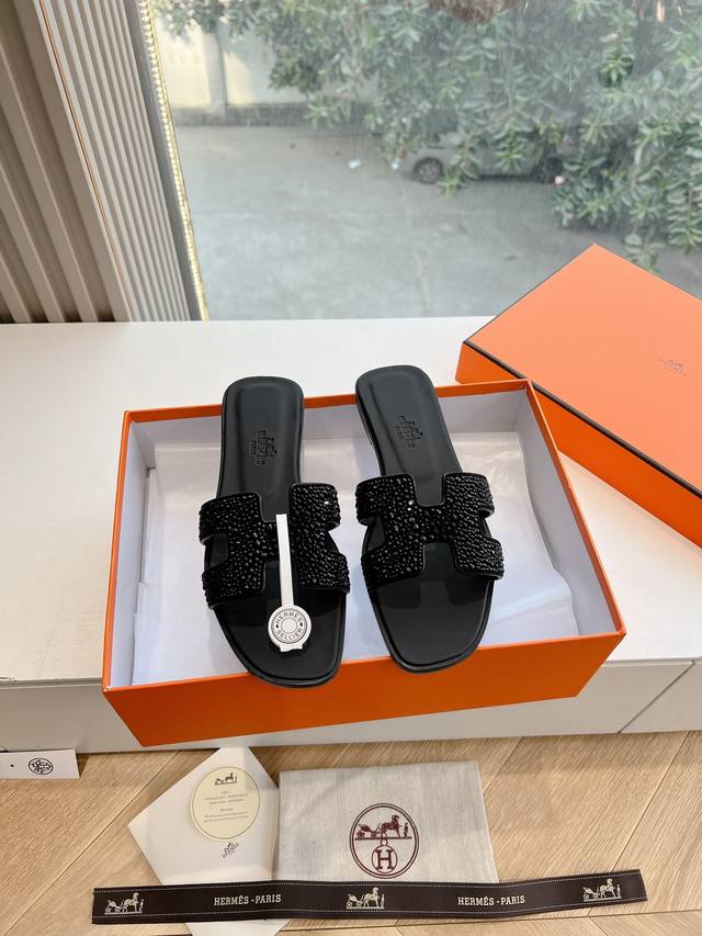 G033高端品质H家 2025春夏新款 HERMES爱马仕H 纯钢kelly锁扣拖鞋一字平底真皮外穿凉鞋女扣平底金属银扣真皮拖鞋女鞋鞋面：进口烫钻内里：进口羊皮