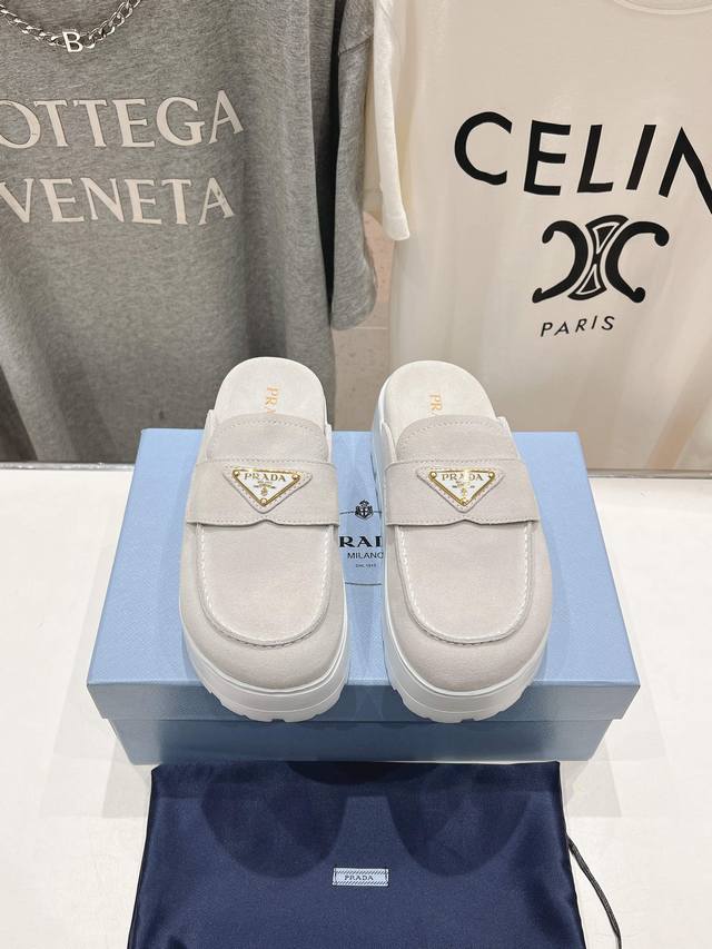 高版本出厂 PRADA*普拉达2025ss春夏专柜新品。厚底半包拖鞋半托～帅气百搭，时尚感满满！上脚超级舒适，非常好驾驭一款鞋子。HK原版购入，1:1完美复刻，