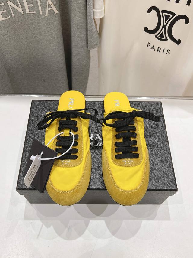 高版本出厂 半托 Prada*普拉达P家25ssfw～new新款绑带休闲鞋，低调奢华懒人鞋，富人的不二选择！软胶底素有踩云感之称～舒适度百分百细腻反绒皮鞋面，鞋