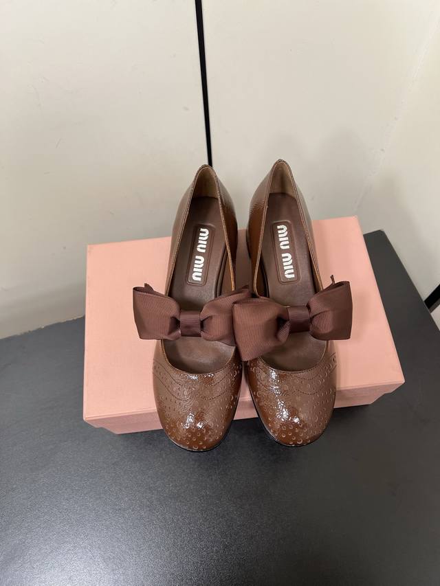 MiuMiu蝴蝶结 玛丽珍时装鞋 真的好仙好美，小方头撞色设计风格，时尚简约，增高又百搭，上脚超好看，～实物真的超美！追求质感和秋夏明亮色系的组合LOOK 进口