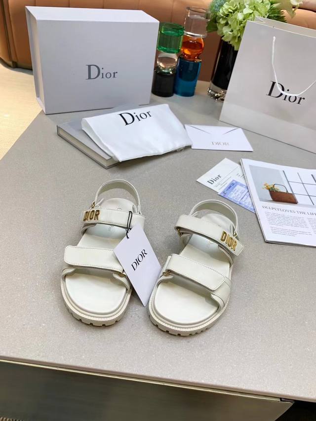 Dior 21秋冬 魔术贴凉鞋不用多说魔术贴凉鞋搭配更是一绝！即复古又百搭 少女感十足 ZP开模水台、大底、开模五金扣 鞋面：定制进口羊皮内里：进口绵羊皮鞋底：