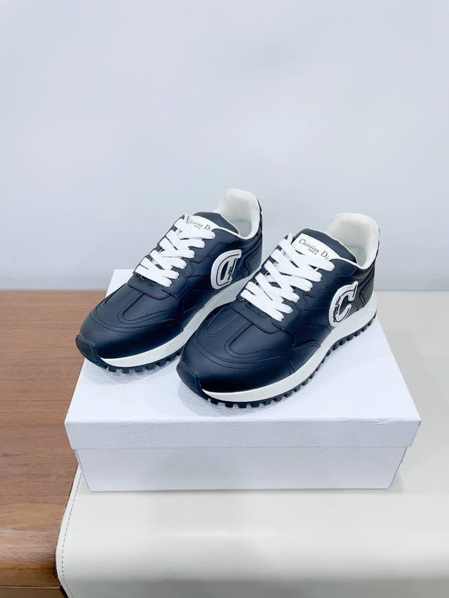 Dio* 迪奥 24ss 秋冬季新款 C’est系列 情侣款 厚底 休闲运动鞋原版购入开发 做货 这款 C‘est Dio*运动鞋设计醒目时尚 采用白色牛皮革等