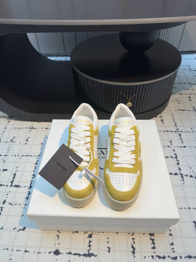 prad* 25ss p家25春夏厚底小白鞋 德训风格 麂皮和光面皮拼接撞色，细节感跟好 三角标点缀，简单高级！关键上脚超显腿长，轻松拉长腿部显腿！码数：35