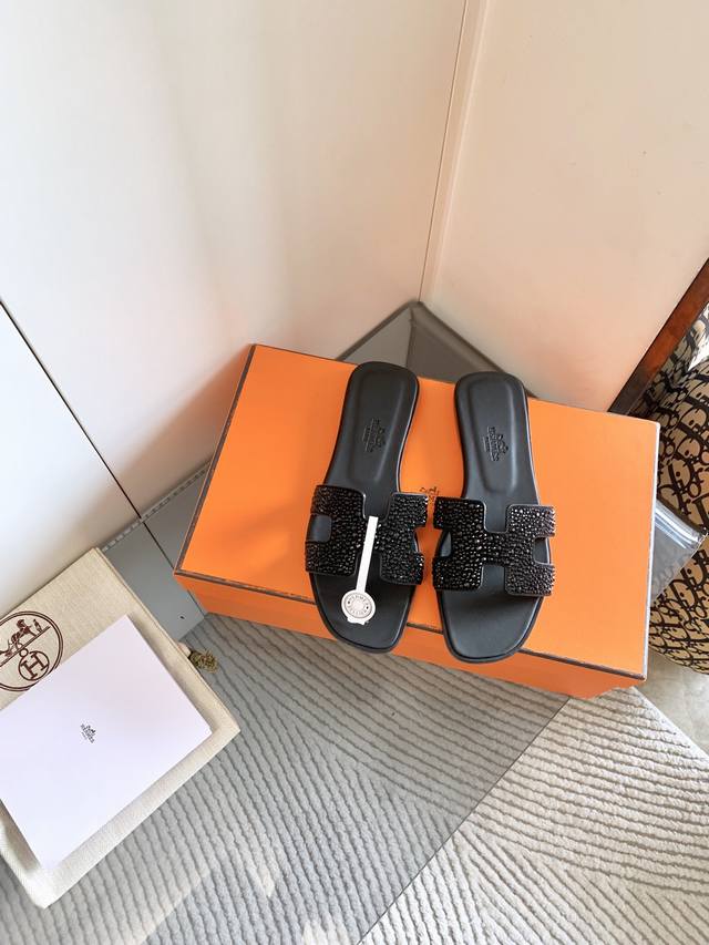 出厂 Hermes Oran 经典钻面拖鞋，追求珐琅 百分百纯手工 莱茵石钻面拖鞋，经典“H”鞋面。此鞋款是您衣橱中的点睛单品，充分展现爱马仕经典风格独有的百搭